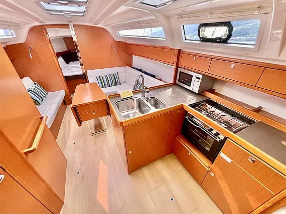 Bavaria Cruiser 37 in Terceira / Angra do Heroismo / Marina d'Angra - Photo 3