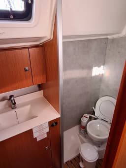 Bavaria C42 in Mykonos / Tourlos Marina thumbnail 7