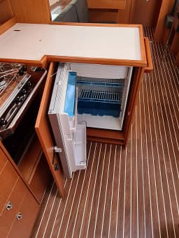 Bavaria C42 in Mykonos / Tourlos Marina thumbnail 8