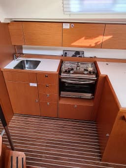 Bavaria C42 in Mykonos / Tourlos Marina thumbnail 3