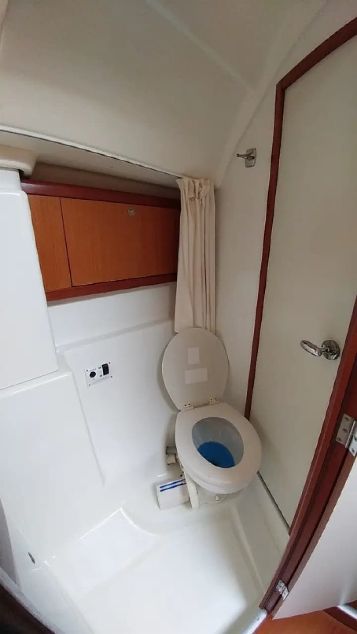 Oceanis 43 in Elefsina / Kalympaki Marina - Photo 4