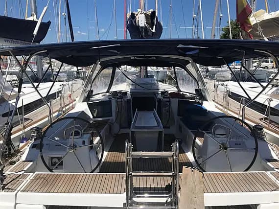 Oceanis 45 in Mallorca / Palma de Mallorca / La Lonja Marina Charter - image 1