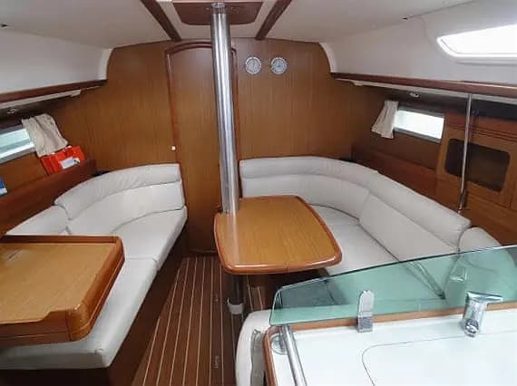 Sun Odyssey 36i in Lavrion Main Port - Photo 3