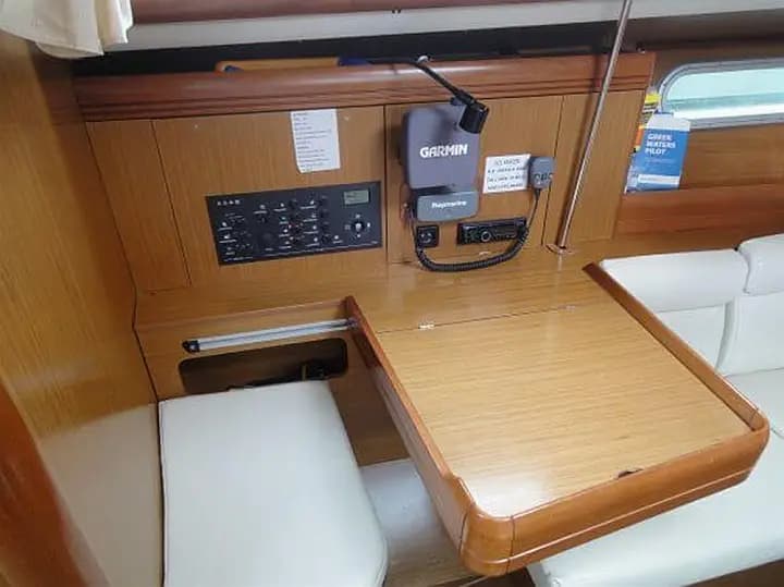 Sun Odyssey 36i in Lavrion Main Port - Photo 4