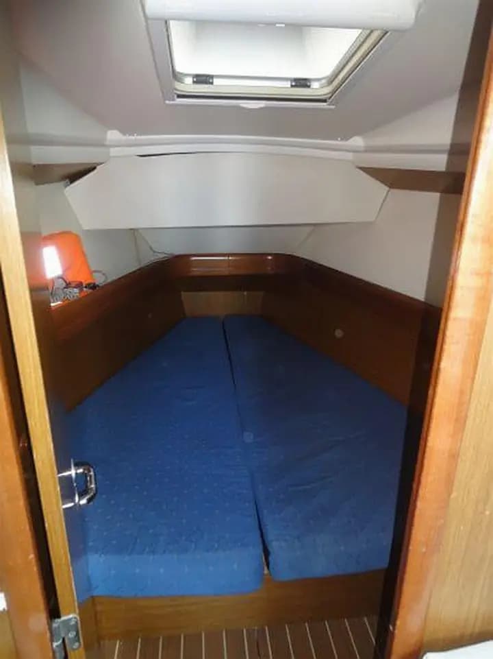 Sun Odyssey 36i in Lavrion Main Port - Photo 5