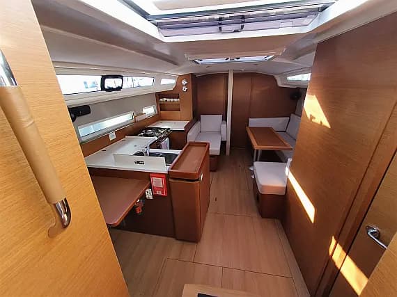 Sun Odyssey 410 in Volos / Port of Volos - Photo 3