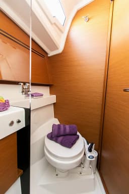 Sun Odyssey 410 in Volos / Port of Volos thumbnail 8