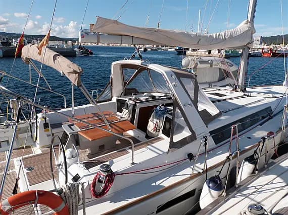 Oceanis 45 in Palamós / Club Nàutic Costa Brava - Photo 2