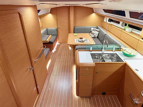 Sun Odyssey 419 in Lavrion / Olympic Marina - Photo 3