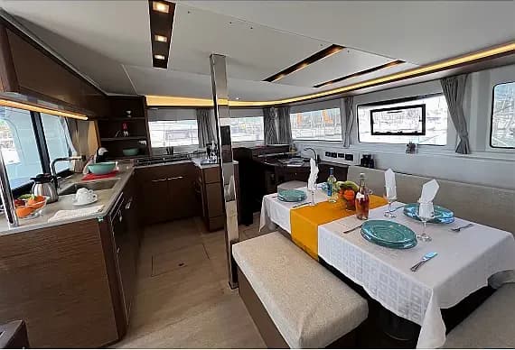 Lagoon 46 in Paros port - Photo 3