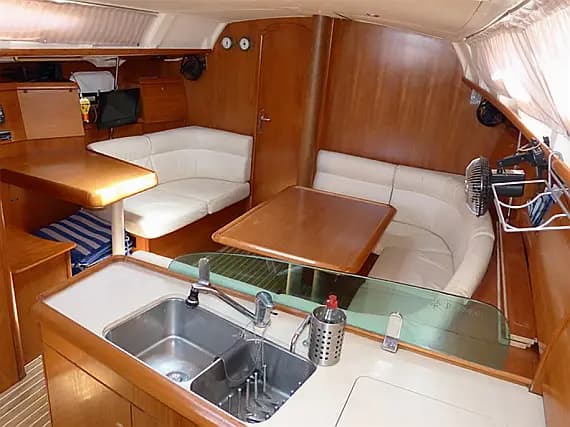 Sun Odyssey 37 in Lefkada / Nikiana Marina - Photo 3