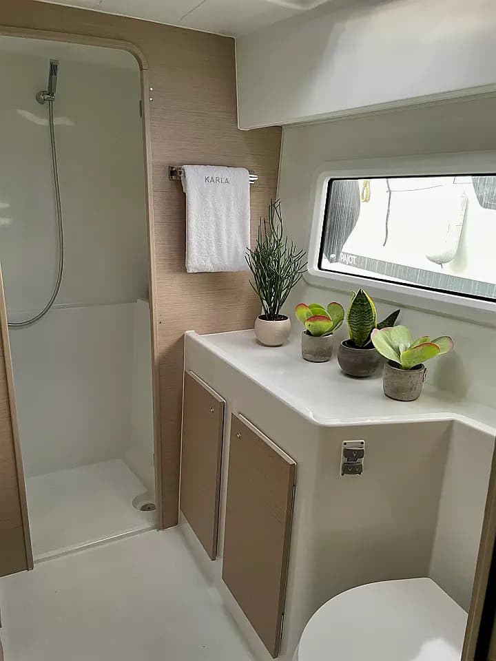 Lagoon 42 in Paros port - Photo 4