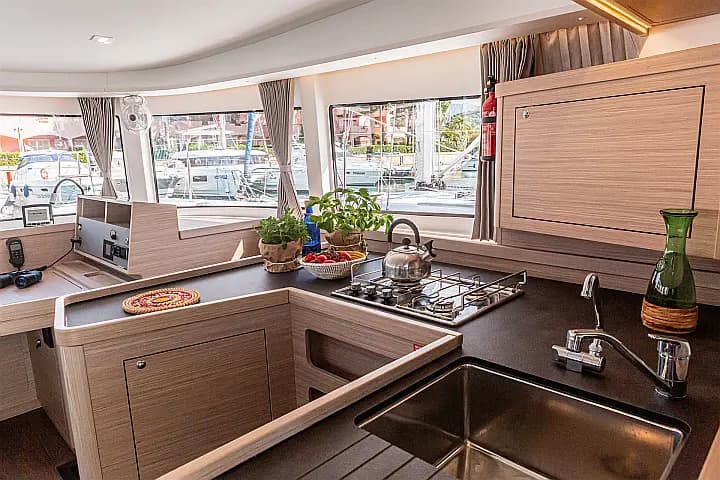 Lagoon 42 in Sicily / Furnari / Marina Portorosa - Photo 4