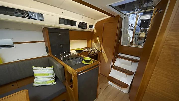 Sun Odyssey 349 in Marina Agana - Photo 4