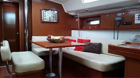Oceanis 43 in Athens / Alimos Marina - Photo 3