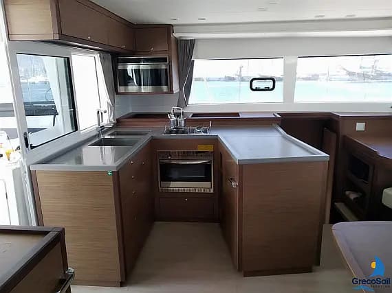 Lagoon 450 Fly in Paros port - Photo 3
