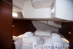 Hanse 415 in Lavrion Main Port thumbnail 12