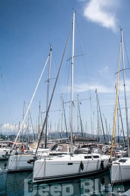 Hanse 415 in Lavrion Main Port thumbnail 17
