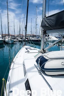 Hanse 415 in Lavrion Main Port thumbnail 19