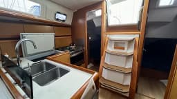 Sun Odyssey 379 in Saint-Quay-Portrieux / Port d'Armor thumbnail 12