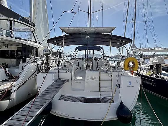 Oceanis 54 in Lavrion Main Port - Photo 2