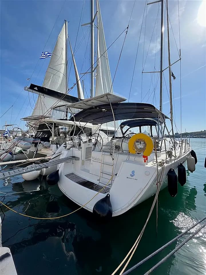 Oceanis 54 in Lavrion Main Port - Photo 1