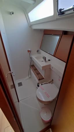 Sun Odyssey 440 in Volos / Port of Volos thumbnail 8