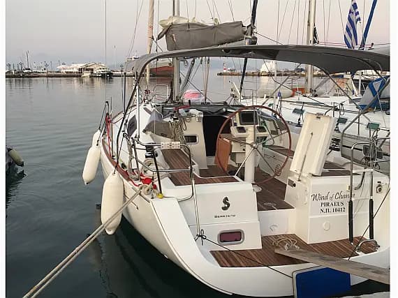 Oceanis 37 in Paros port - Photo 1