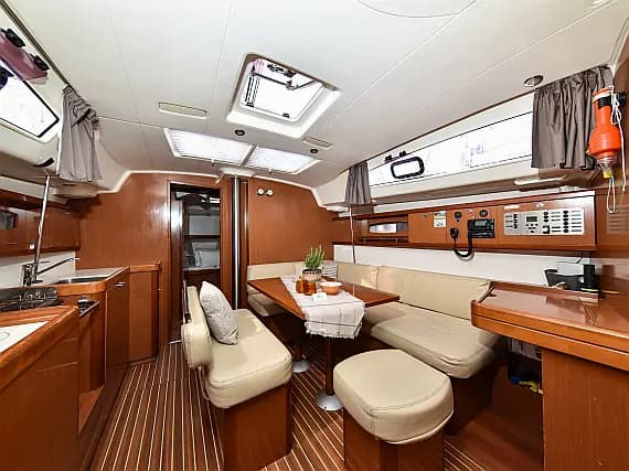 Oceanis 43 in Sukošan / D-Marin Dalmacija Marina - Photo 3