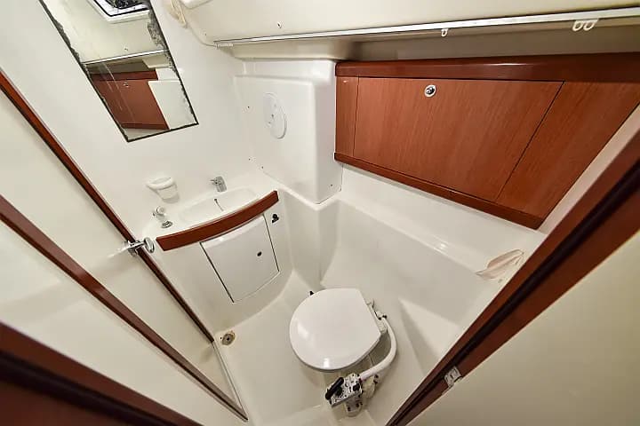 Oceanis 43 in Sukošan / D-Marin Dalmacija Marina - Photo 4