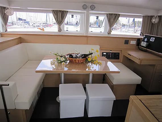 Lagoon 400 S2 in Lavrion Main Port - Photo 3