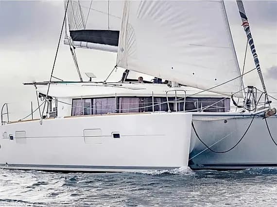 Lagoon 400 S2 in Ibiza / Santa Eulària des Riu / Marina Santa Eulalia - image 1