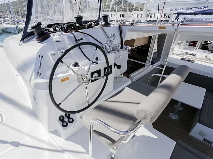 Lagoon 400 S2 in Ibiza / Santa Eulària des Riu / Marina Santa Eulalia - Photo 4