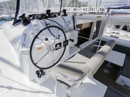 Lagoon 400 S2 in Ibiza / Santa Eulària des Riu / Marina Santa Eulalia thumbnail 3