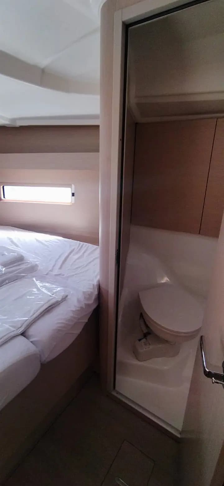 Oceanis 40.1 in Lavrion Main Port - Photo 4