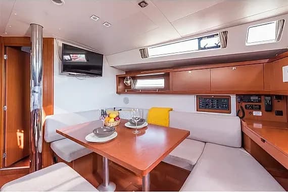 Deck plan of Oceanis 45 in Split / ACI Marina Split