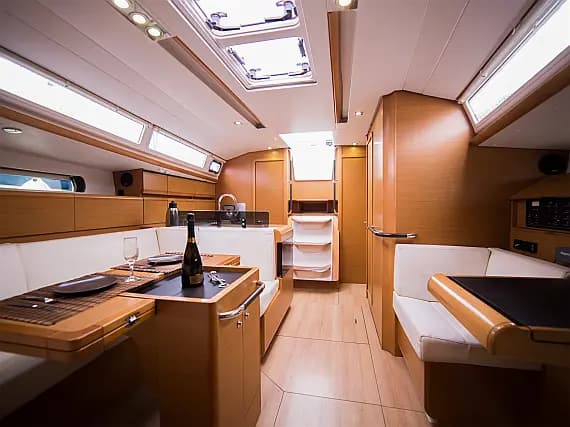 Sun Odyssey 409 in Athens / Marina Delta Kallithea - Photo 3