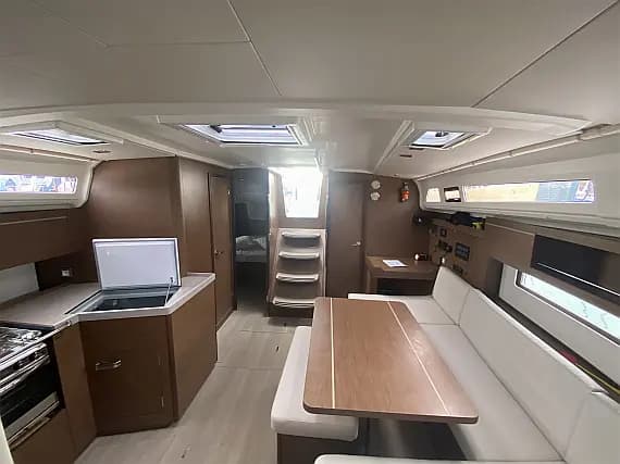 Deck plan of Oceanis 40.1 in Lefkada / D-Marin Marina Lefkas