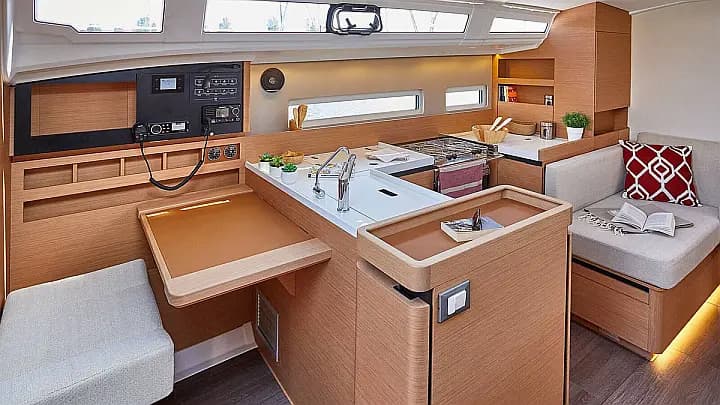 Sun Odyssey 410 in Dubrovnik / ACI Marina Dubrovnik - Photo 4