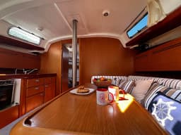 Oceanis 43 in Lefkada / Vliho Yacht Club thumbnail 5