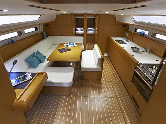 Sun Odyssey 479 in Mykonos / Tourlos Marina - Photo 3