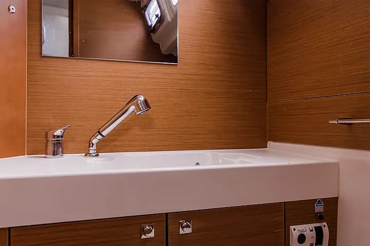 Sun Odyssey 479 in Mykonos / Tourlos Marina - Photo 4