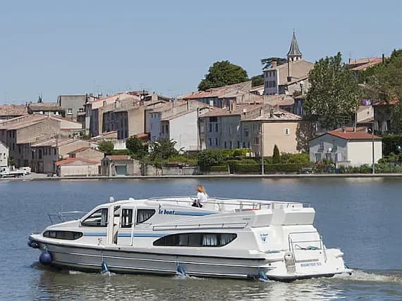 Magnifique in Staines / Chertsey - image 1