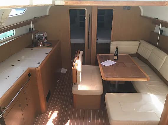 Sun Odyssey 44 i in Arzon / Port du Crouesty - Photo 3