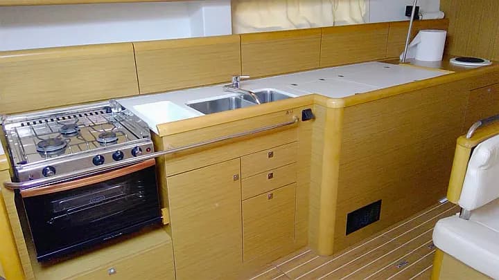 Sun Odyssey 44 i in Arzon / Port du Crouesty - Photo 5