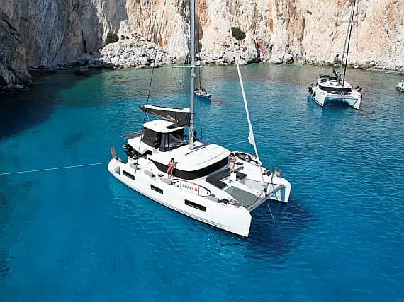 Lagoon 46 in Paros port - Photo 1