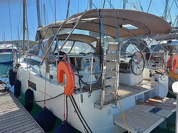 Sun Odyssey 410 in Lavrion / Olympic Marina - Photo 1