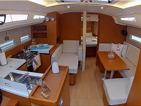 Sun Odyssey 410 in Lavrion / Olympic Marina - Photo 3