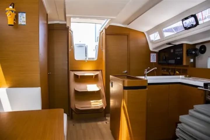 Sun Odyssey 410 in Lavrion / Olympic Marina - Photo 4