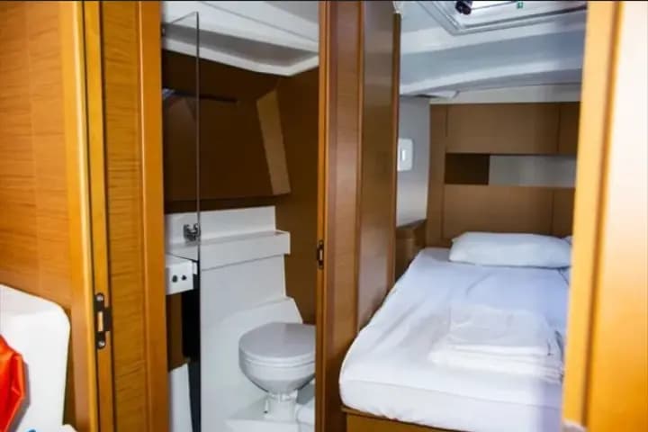 Sun Odyssey 410 in Lavrion / Olympic Marina - Photo 5